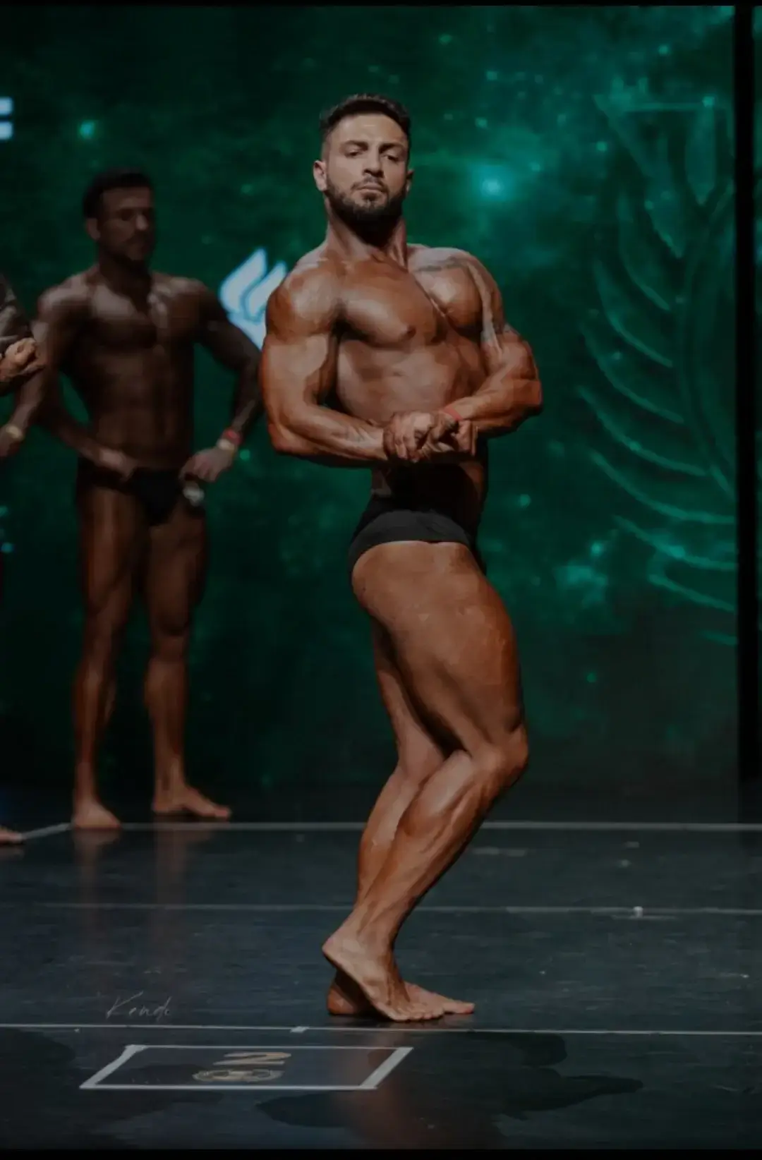 Renan Elias exibindo físico atlético em palco de competição